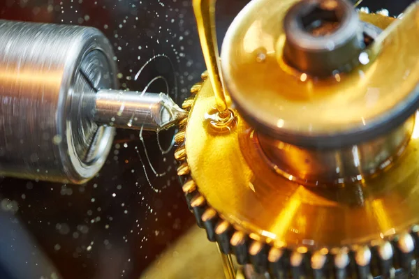 Mecanizado de ruedas de engranajes metálicos con lubricación de aceite — Foto de Stock