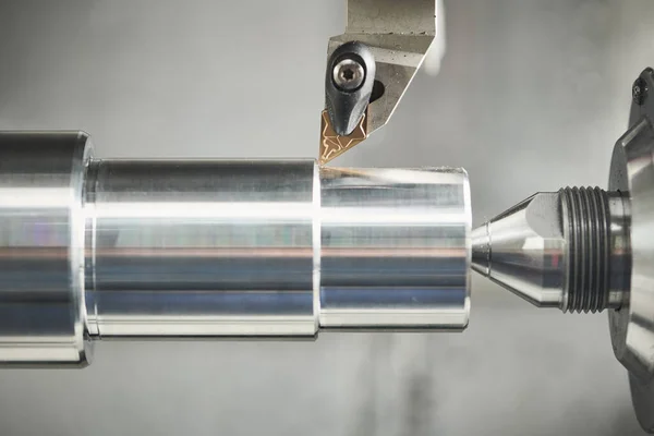 Opération de tournage sur la machine CNC. industrie de la découpe des métaux pour la fabrication et l'usinage — Photo