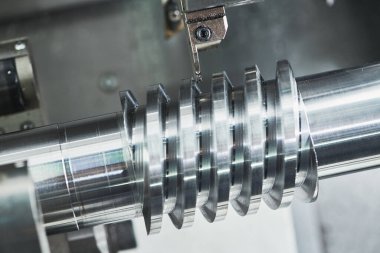 CNC makinesindeki yiv işlemini çeviriyor. Metal kesintisi endüstrisi. Hassasiyet mekanizma süreci