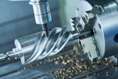 CNC değirmen makinesi çalışıyor. Metal solucanlar çalışıyor.