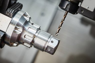 CNC köpük makinesinde sondaj operasyonu. Metal kesme ve hassasiyet mekanizması