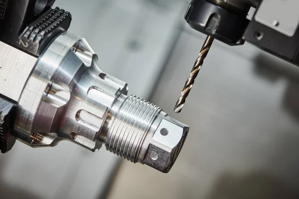 Operación de perforación en la máquina de espuma CNC. corte de metal y mecanizado de precisión — Foto de Stock