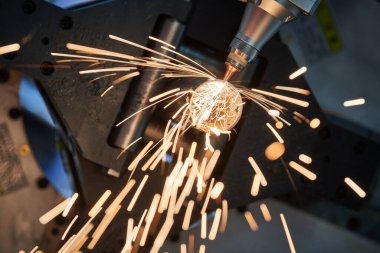 Fiber lazer tüp kesme makinesi. Metal boru kıvılcımlarla kesiliyor
