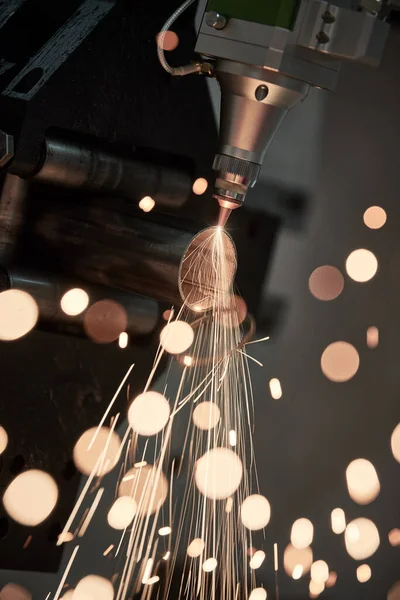 Machine de découpe de tubes laser à fibre. coupe de tuyaux métalliques avec étincelles — Photo