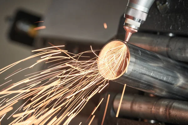 Machine de découpe de tubes laser à fibre. coupe de tuyaux métalliques avec étincelles — Photo