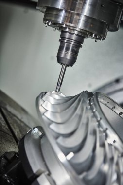 CNC değirmen makinesi çalışıyor. Metal işleme iticisi