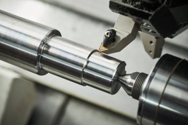 Cnc makinesini çalıştırıyorum. Üretim ve makineler için metal kesintisi