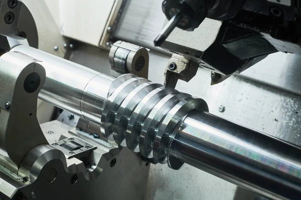 Svarvning räffling drift på CNC maskin. Metallskärningsindustri. Precisionsbearbetningsprocess — Stockfoto