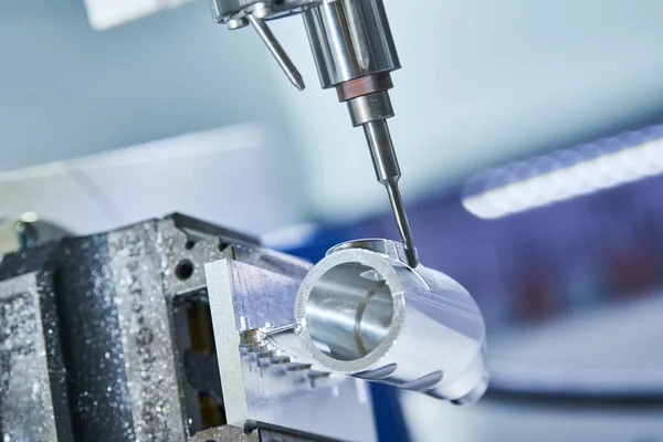 Präzisionsbearbeitung von Metalldetails auf CNC-Fräsmaschine — Stockfoto