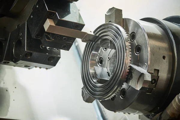 Drehbetrieb auf CNC-Maschine in der Metallindustrie. Schneidwerkzeug macht Spiralrille auf Metall-Detail-Fläche — Stockfoto