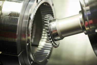 Metal endüstrisindeki CNC makinesinde atlama operasyonu. Kesme aleti değirmenle iç diş yapıyor