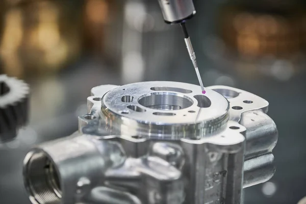 Máquina de medición de coordenadas en la industria de corte de metal. detalle de la medida de la sonda —  Fotos de Stock