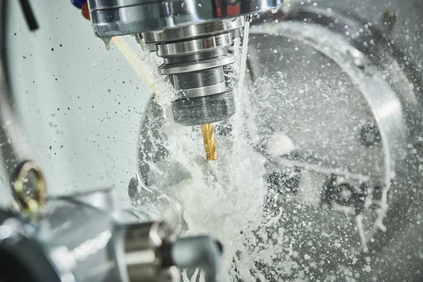 CNC-машини млингу працюють. обробка металу з охолоджувачем — стокове фото