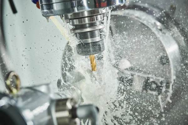 Trabalho de fresadora CNC. processamento de metal com refrigerante — Fotografia de Stock