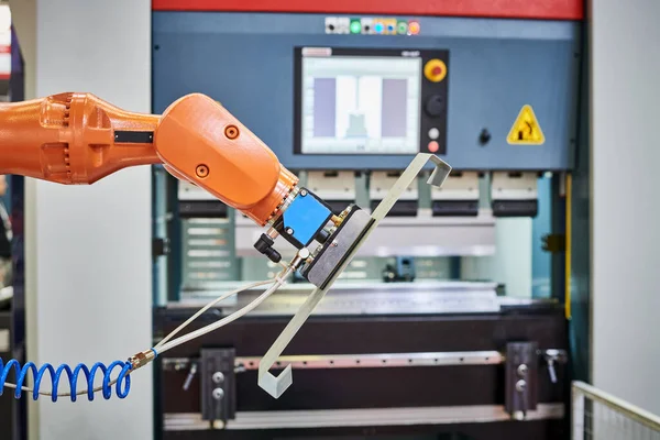 Robot load-unload systeem voor cnc hydraulische plaat buigen machine. Automatisering en robotica in de industrie — Stockfoto