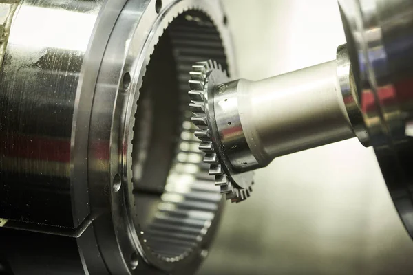 Operación de deslizamiento de engranajes en la máquina CNC en la industria metalúrgica. Herramienta de corte hace diente interno con molino —  Fotos de Stock