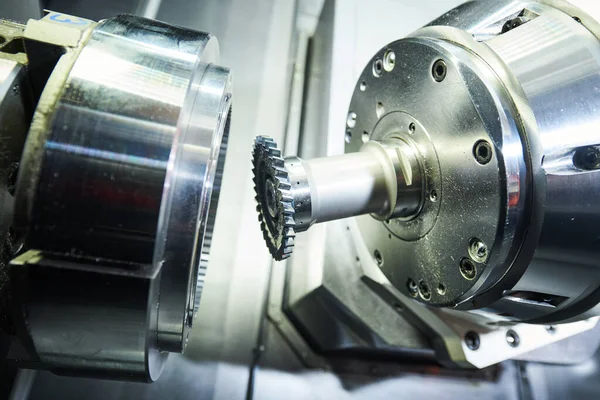 Gear skiving operatie op cnc machine in de metaalverwerkende industrie. Snijgereedschap maakt interne tand met molen — Stockfoto