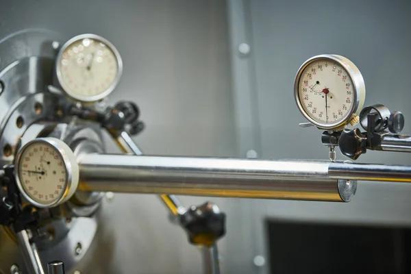 Usando sensor de cabeça indicador de medição para ajuste. centralização e alinhamento do equipamento da máquina de torno. — Fotografia de Stock