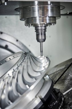 CNC değirmen makinesi çalışıyor. Metal işleme iticisi