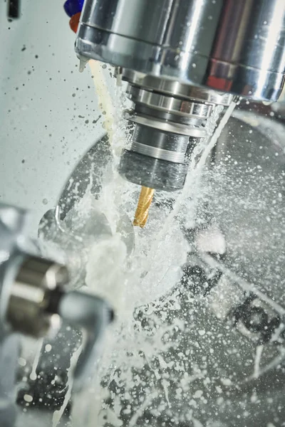 Trabalho de fresadora CNC. processamento de metal com refrigerante — Fotografia de Stock