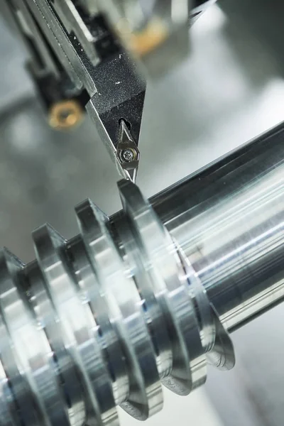 Corte de metal en la máquina de torno CNC. industria metalúrgica — Foto de Stock