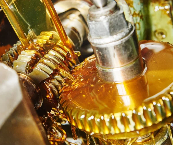 Gear wheel machining with oil lubrication — Stock Photo, Image