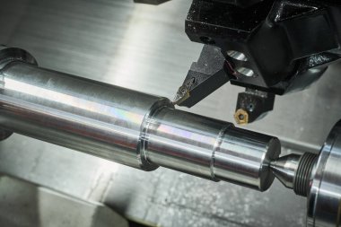 Cnc makinesini çalıştırıyorum. Metal sektörü. Hassas üretim ve makine