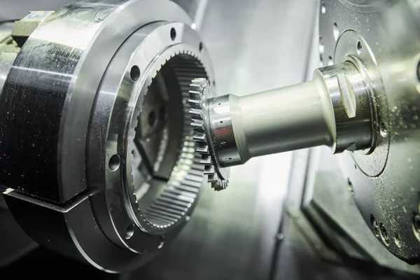 Operazione di skiving di ingranaggi su macchine CNC nell'industria metallurgica. utensile da taglio rende dente interno con mulino — Foto Stock