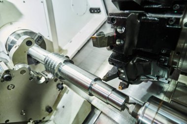 Cnc makinesini çalıştırıyorum. Metal sektörü. Hassas üretim ve makine