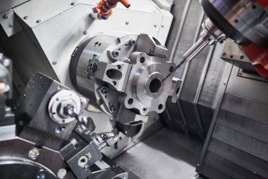 CNC makinesi çalışıyor. atölyede cnc torna makinesini döndürmek üzerine çelik metal işleme aracı kesme detayı