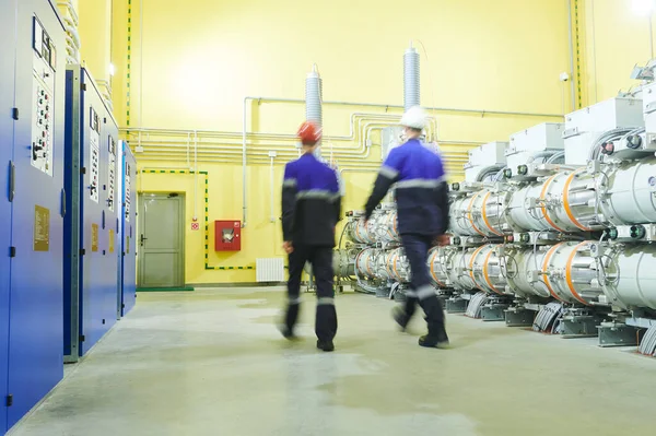 Técnicos industriales camina en la fábrica de suministro de energía eléctrica —  Fotos de Stock