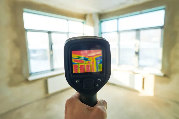 Inspección de la cámara de imágenes térmicas del edificio de ventanas. comprobar la pérdida de calor — Foto de Stock