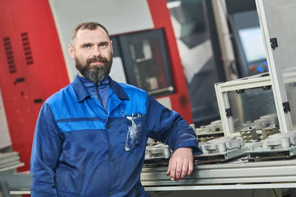 Trabalhador industrial operando máquina cnc na indústria de usinagem de metal — Fotografia de Stock