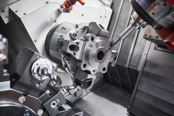 Máquina CNC en el trabajo. mecanizado de herramientas de corte detalle de metal de acero en torno cnc torneado de la máquina en el taller —  Fotos de Stock