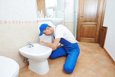 Tesisatçı adamın işçisi