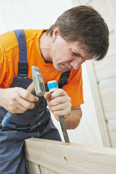 Schreiner arbeitet mit Hummer und Meißel — Stockfoto