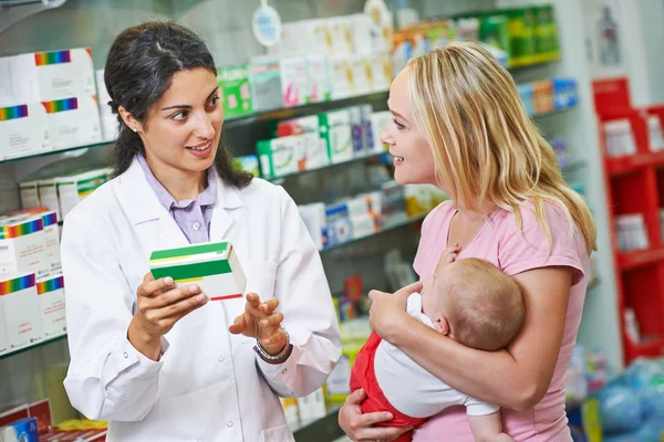Farmácia química, mãe e criança na farmácia — Fotografia de Stock