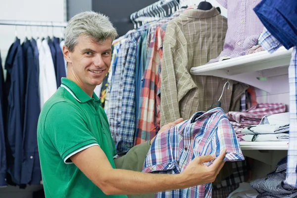 Uomo shopping vestiti — Foto Stock