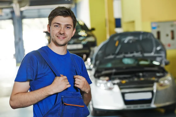 Reparateur automonteur op het werk — Stockfoto