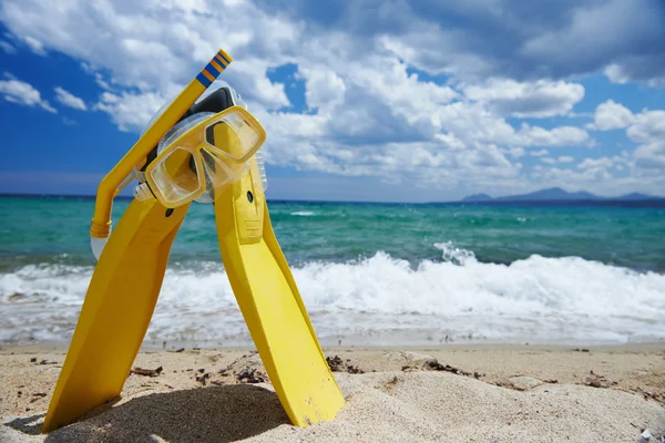 Mascarilla y aletas en la playa — Foto de Stock