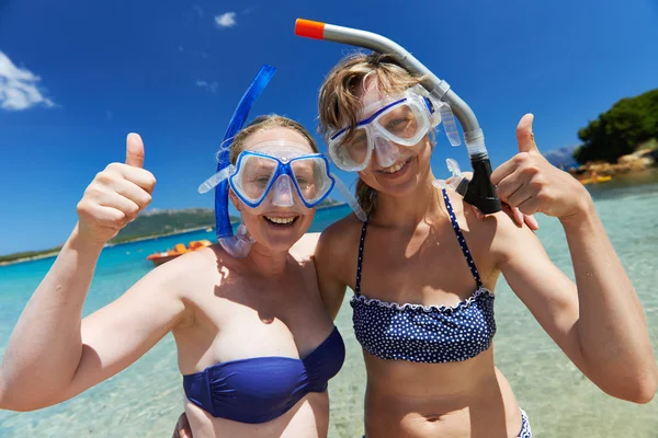 Gelukkige vakantie meisjes met maskers snorkel — Stockfoto