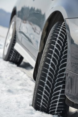 Kış lastik tekerlekler üzerinde suv araç açık havada yüklü
