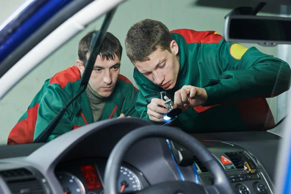 Windscreen repairman workers — Stock Photo, Image