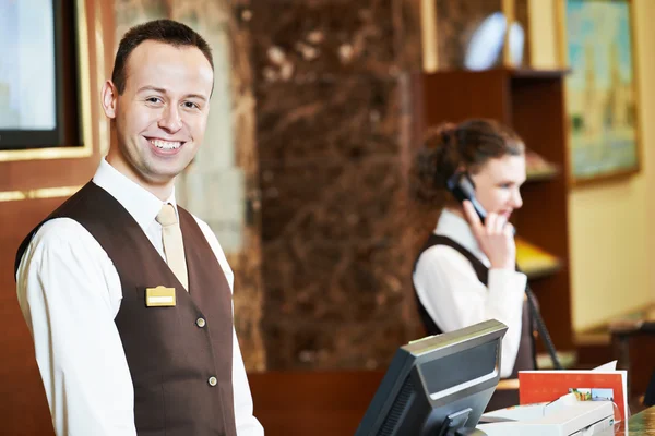 Trabajador del hotel en recepción — Foto de Stock