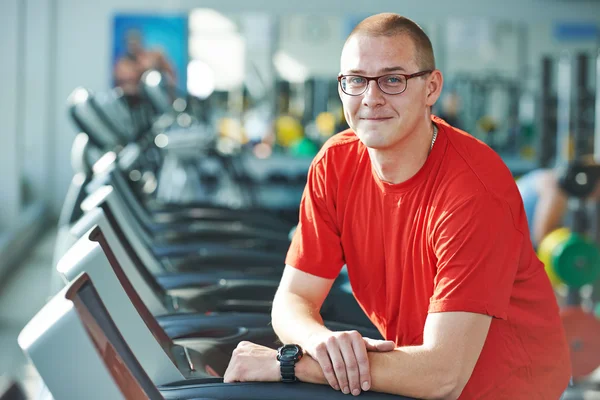 Trener człowiek fitness kulturysta — Zdjęcie stockowe