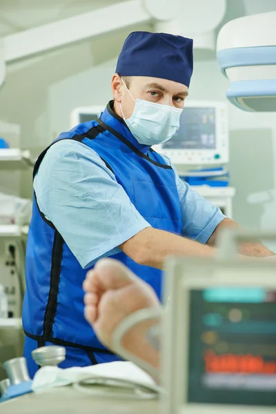 Surgeon doctor in surgery operation room — Stock Photo, Image