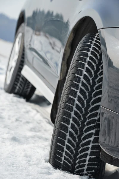 Pneus de inverno rodas instaladas no carro suv ao ar livre — Fotografia de Stock