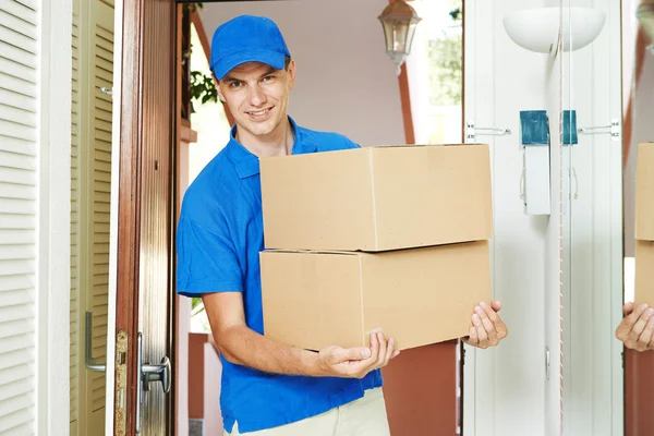 Zusteller mit Paketkasten drinnen — Stockfoto