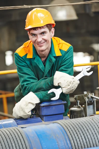 Glücklicher Industriearbeiter mit Schraubenschlüssel — Stockfoto