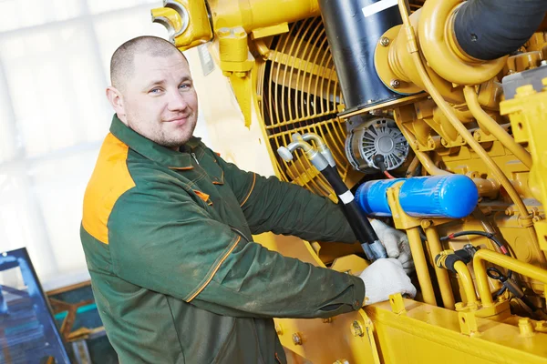 Lavoratore assemblatore industriale — Foto Stock